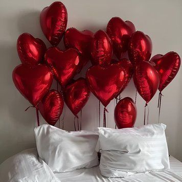 Кульки з гелієм яскраво червоні серця